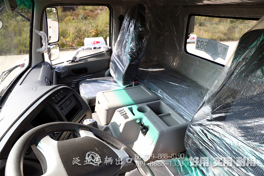 三桥卡车,重型卡车底盘,340马力底盘,长途货车底盘,驾乘感舒适,25吨专用车底盘,12.5-20人字花纹胎