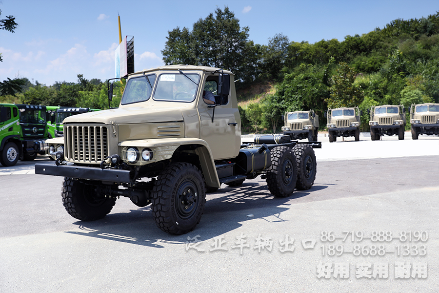 东风尖头EQ2082六驱越野底盘，经典双玻璃越野底盘，190马力格栅脸专用车