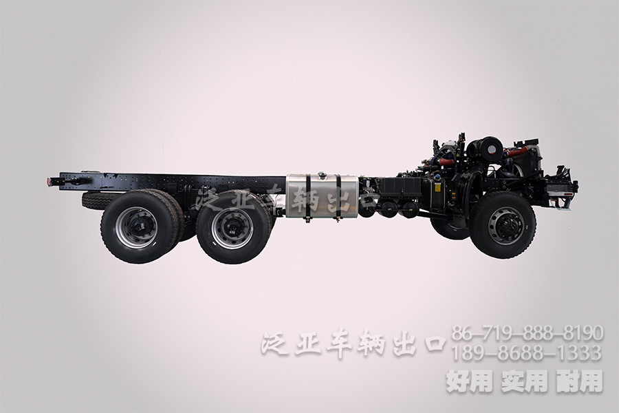 东风三桥卡车25吨三类底盘_350马力出口重型底盘_8米后八轮卡车底盘改装