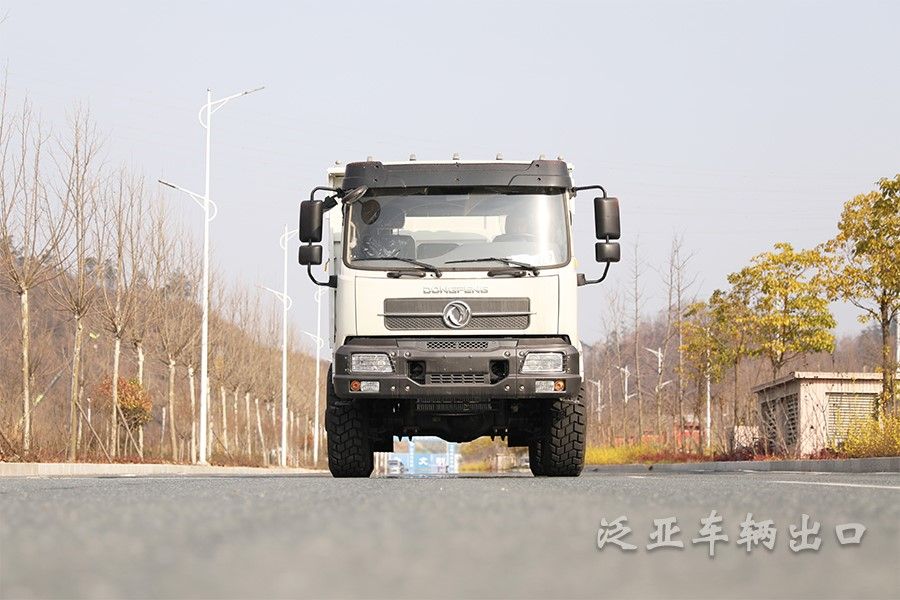 <strong>东风四驱4x4白色平头自卸车大马力越野自卸运输车</strong>