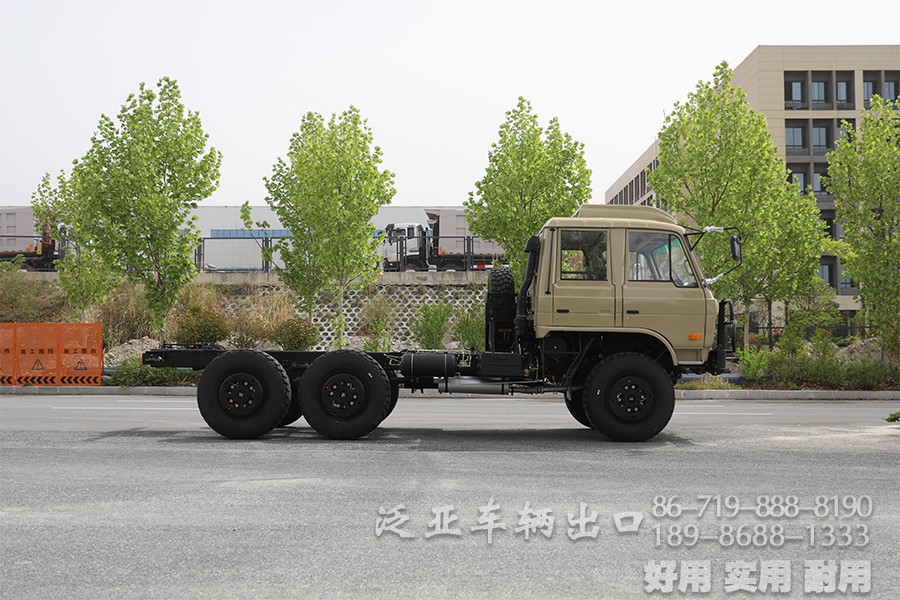 EQ2102N 双排越野卡车 六驱越野专用车 越野载货卡车 210马力越野车 高配平头沙漠越野车 越野载货卡车出口型