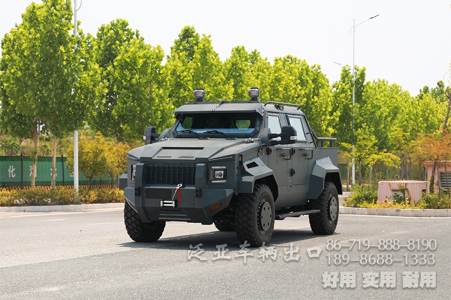 装甲车、皮卡车