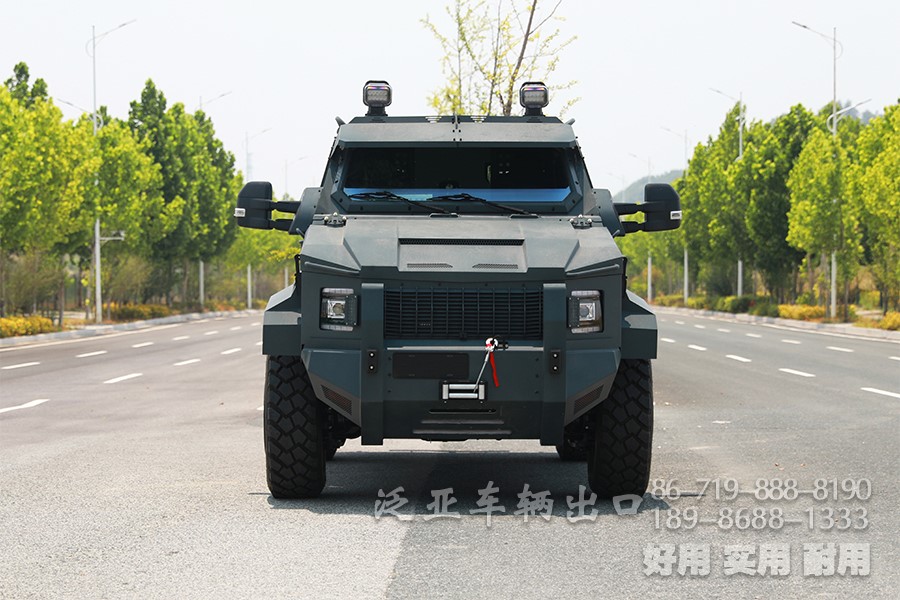 装甲车、皮卡车